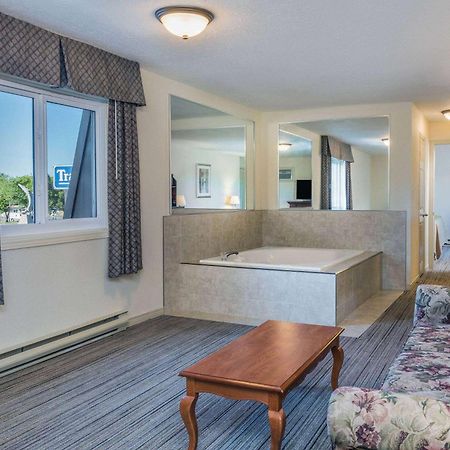 Travelodge By Wyndham Ґананокве Екстер'єр фото