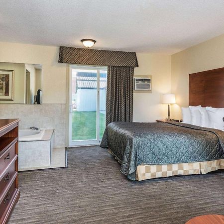 Travelodge By Wyndham Ґананокве Екстер'єр фото