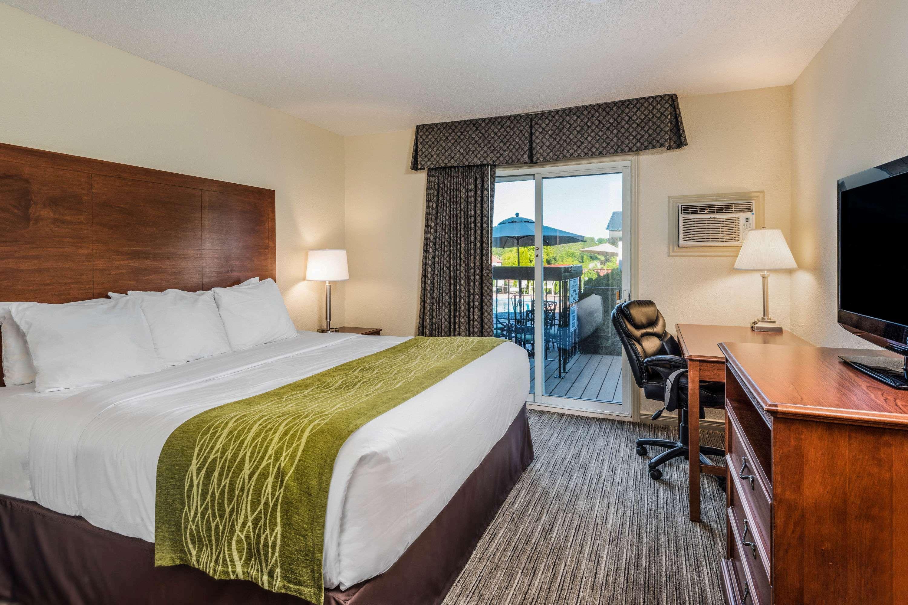 Travelodge By Wyndham Ґананокве Екстер'єр фото
