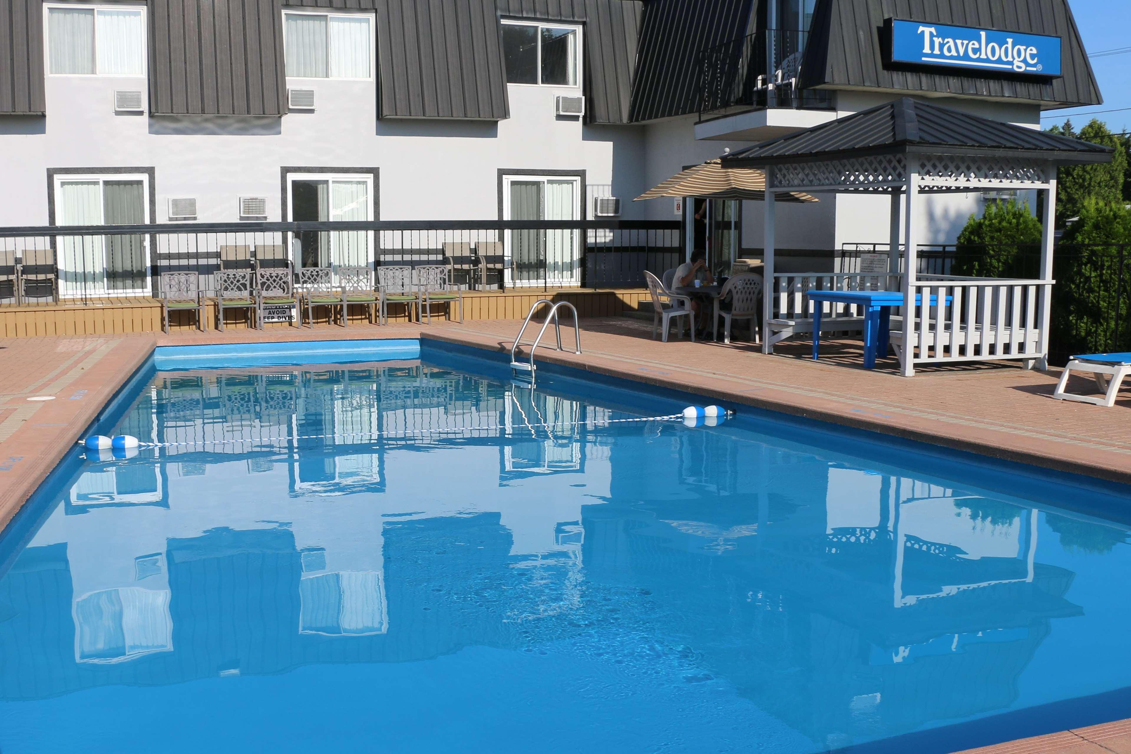 Travelodge By Wyndham Ґананокве Екстер'єр фото