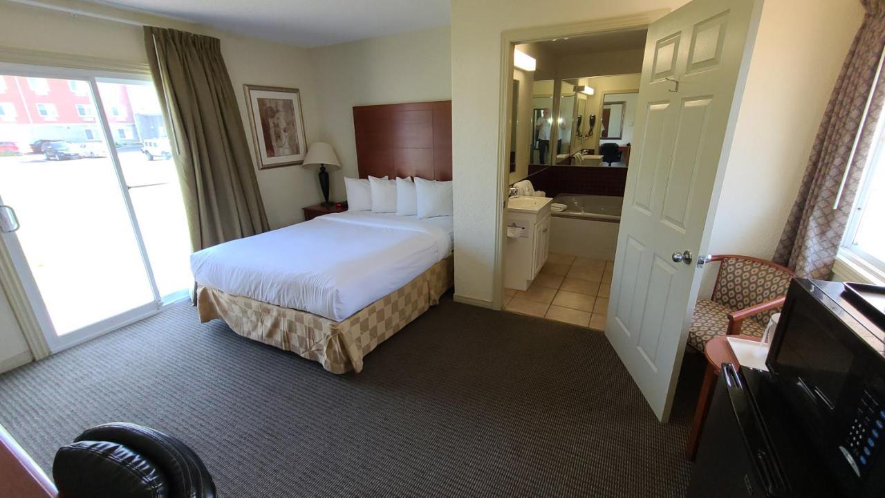 Travelodge By Wyndham Ґананокве Екстер'єр фото