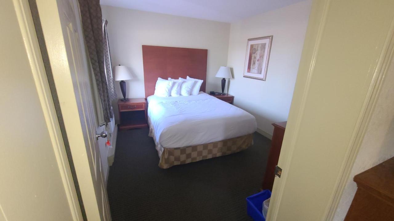 Travelodge By Wyndham Ґананокве Екстер'єр фото