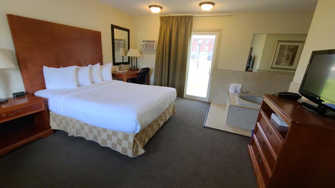 Travelodge By Wyndham Ґананокве Екстер'єр фото
