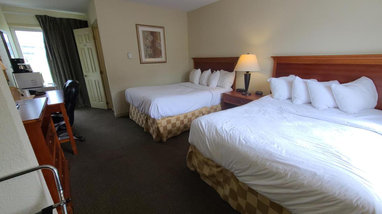 Travelodge By Wyndham Ґананокве Екстер'єр фото